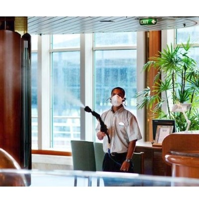 Phun nước khử khuẩn để vệ sinh nhà cửa thường xuyên